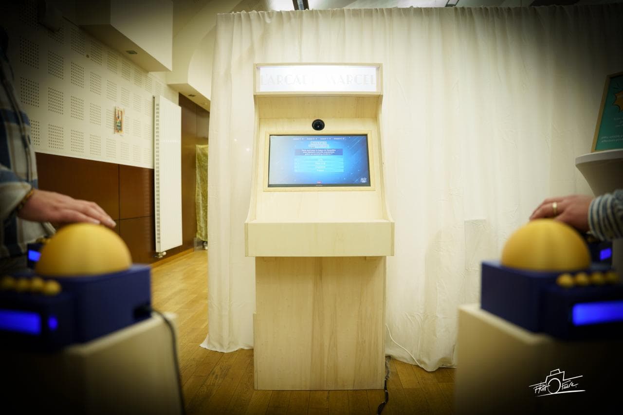 La borne d’arcade Marcel au look rétro avec son écran de quiz et blind test, prête pour un événement